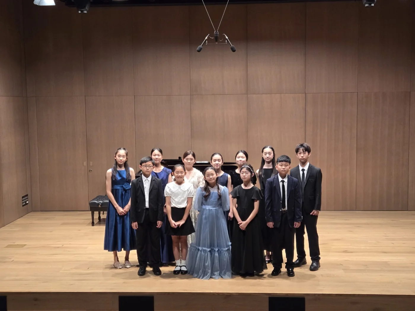 제1회 정기연주회를 마치고 무대에 나란히 선 앙상블 메이 단원들